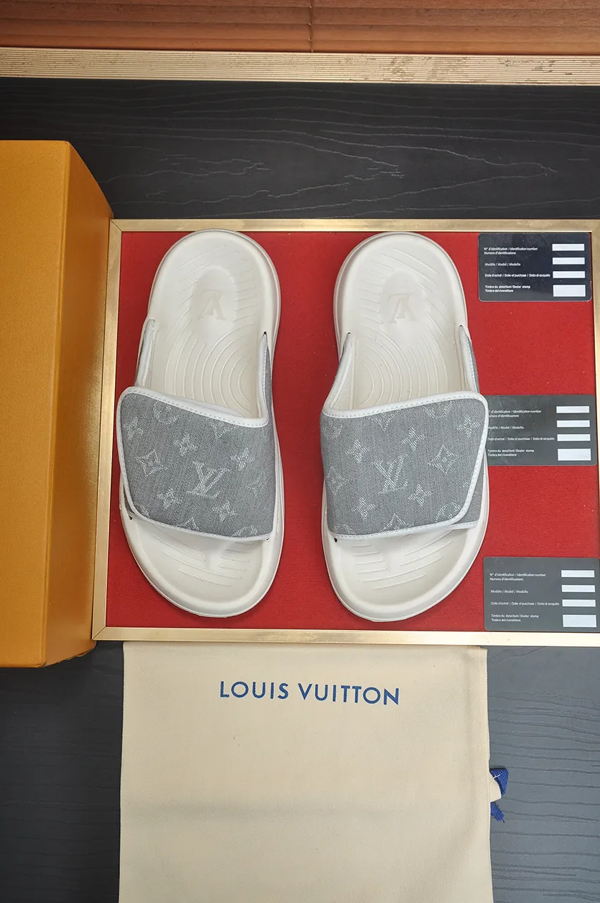 Men's men's shoes 💰340💶 [Louis Vuitton LV slippers] (high-end cowhide) counter 1:1 fashion style, a must-have for summer! The designer used LV’s iconic outsole. The original simple slippers instantly become fashionable! The upper is made of flexible special cowhide leather straps alternately, and the workmanship is exquisite! A must-have for stylish men in summer, size 38-45 (45 customized)
